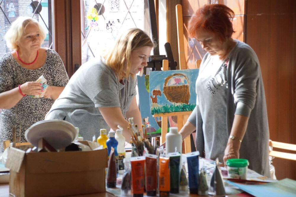 Ponad stu seniorów zaangażowało się w projekt „Pokolenia”. Już wkrótce uczestnicy warsztatów zaprezentują na deskach Miejskiego Centrum Kultury im. Henryka Bisty swoje talenty artystyczne.