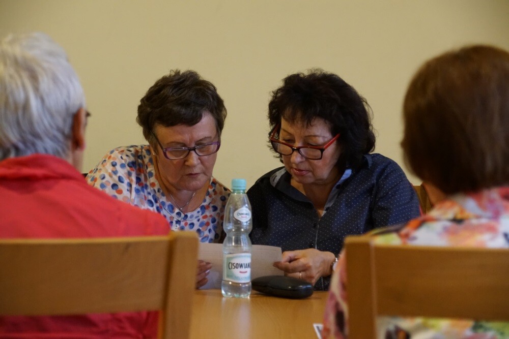 Ponad stu seniorów zaangażowało się w projekt „Pokolenia”. Już wkrótce uczestnicy warsztatów zaprezentują na deskach Miejskiego Centrum Kultury im. Henryka Bisty swoje talenty artystyczne.