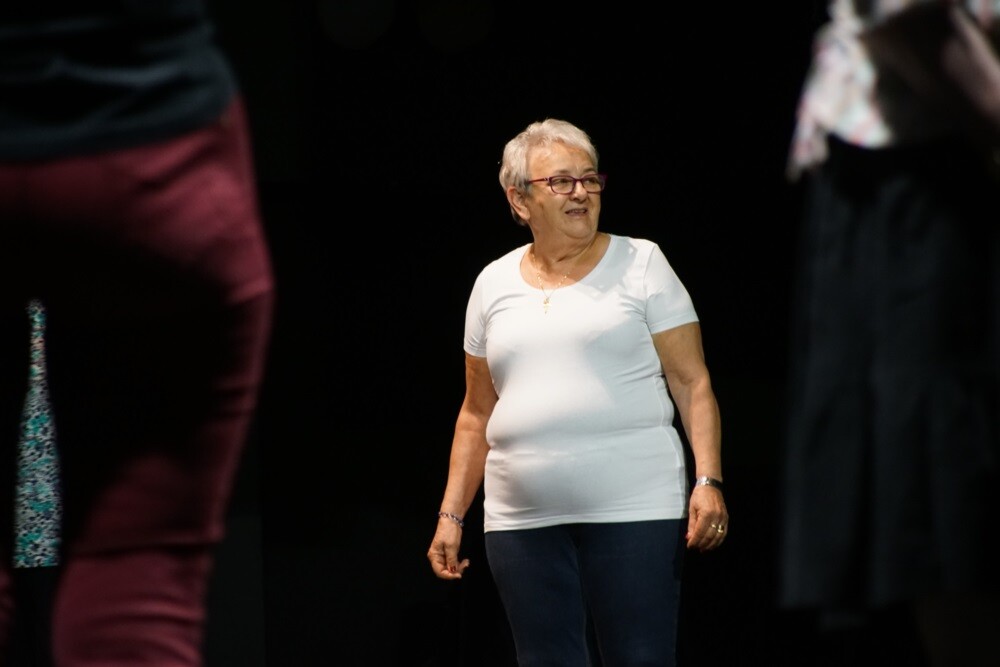 Ponad stu seniorów zaangażowało się w projekt „Pokolenia”. Już wkrótce uczestnicy warsztatów zaprezentują na deskach Miejskiego Centrum Kultury im. Henryka Bisty swoje talenty artystyczne.