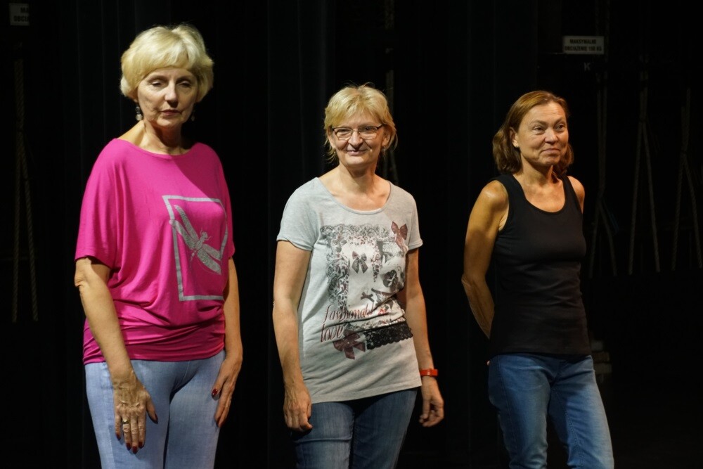 Ponad stu seniorów zaangażowało się w projekt „Pokolenia”. Już wkrótce uczestnicy warsztatów zaprezentują na deskach Miejskiego Centrum Kultury im. Henryka Bisty swoje talenty artystyczne.