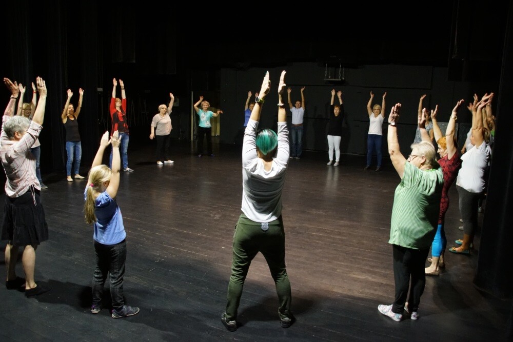 Ponad stu seniorów zaangażowało się w projekt „Pokolenia”. Już wkrótce uczestnicy warsztatów zaprezentują na deskach Miejskiego Centrum Kultury im. Henryka Bisty swoje talenty artystyczne.