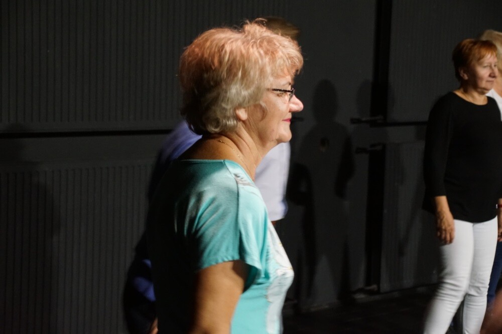 Ponad stu seniorów zaangażowało się w projekt „Pokolenia”. Już wkrótce uczestnicy warsztatów zaprezentują na deskach Miejskiego Centrum Kultury im. Henryka Bisty swoje talenty artystyczne.