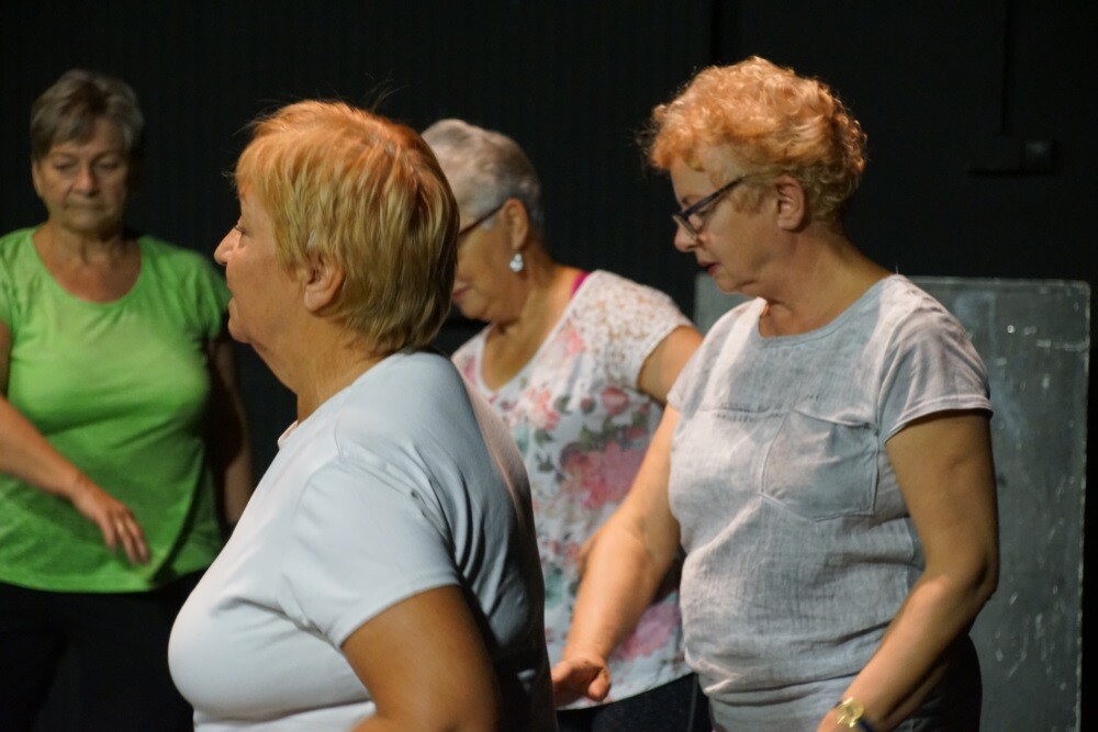Ponad stu seniorów zaangażowało się w projekt „Pokolenia”. Już wkrótce uczestnicy warsztatów zaprezentują na deskach Miejskiego Centrum Kultury im. Henryka Bisty swoje talenty artystyczne.