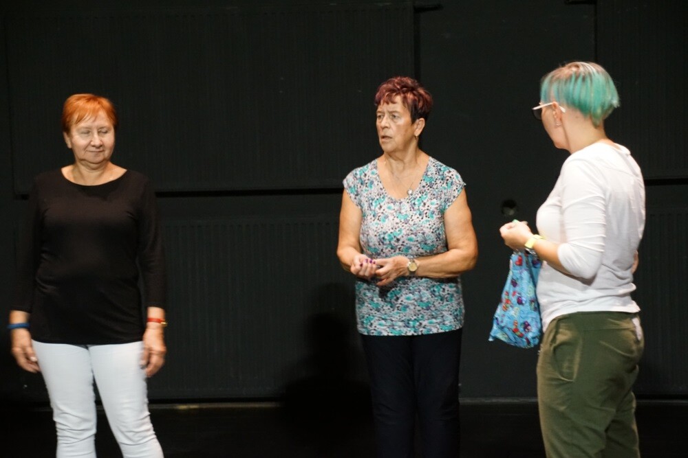 Ponad stu seniorów zaangażowało się w projekt „Pokolenia”. Już wkrótce uczestnicy warsztatów zaprezentują na deskach Miejskiego Centrum Kultury im. Henryka Bisty swoje talenty artystyczne.