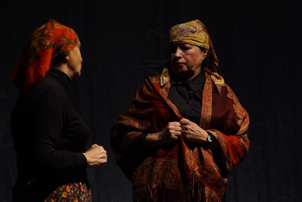 Projektu "Pokolenia" stanowi kontynuację działań prowadzonych przez MCK na rzecz Seniorów sprzed roku. Ma na celu włączenie do aktywności kulturalnej osób starszych oraz młodzieży w wieku 18-25 lat. W ramach projektu odbywały się bezpłatne zajęcia rozwijające zainteresowania Seniorów dotyczące tańca, plastyki i teatru.