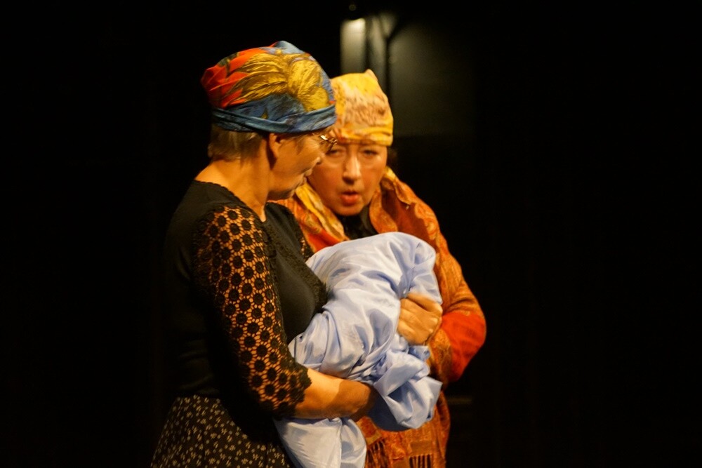 Projektu "Pokolenia" stanowi kontynuację działań prowadzonych przez MCK na rzecz Seniorów sprzed roku. Ma na celu włączenie do aktywności kulturalnej osób starszych oraz młodzieży w wieku 18-25 lat. W ramach projektu odbywały się bezpłatne zajęcia rozwijające zainteresowania Seniorów dotyczące tańca, plastyki i teatru.