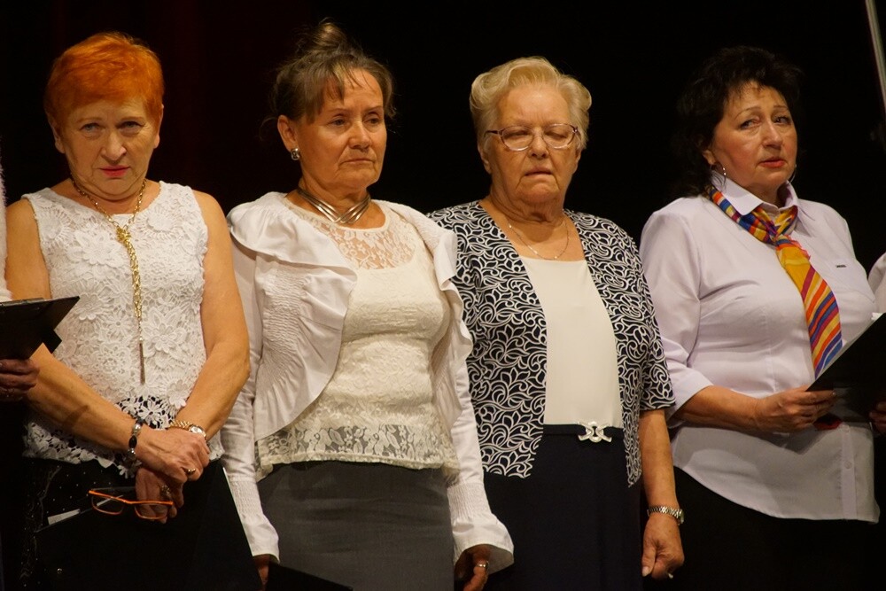 Projektu "Pokolenia" stanowi kontynuację działań prowadzonych przez MCK na rzecz Seniorów sprzed roku. Ma na celu włączenie do aktywności kulturalnej osób starszych oraz młodzieży w wieku 18-25 lat. W ramach projektu odbywały się bezpłatne zajęcia rozwijające zainteresowania Seniorów dotyczące tańca, plastyki i teatru.