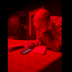 P&oacute;ł żartem, p&oacute;ł serio &ndash; rozmowa z Michałem Szczęsnym, stand-uperem