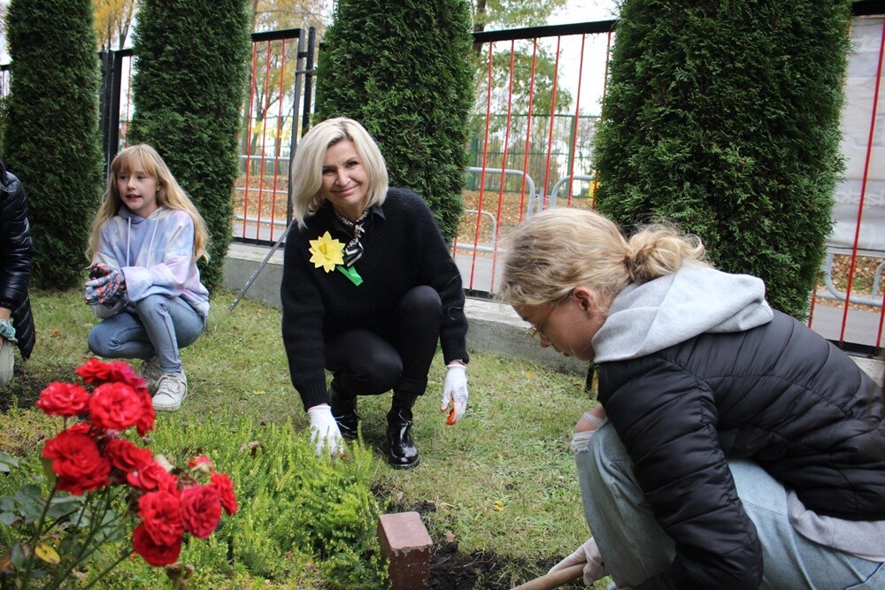 27 rudzkich placówek oświatowych wraz z Hospicjum Domowym im. św. Jana Pawła II w Rudzie Śląskiej włączyło się w ogólnoświatową akcję "Pola Nadziei". Uczniowie zasadzili żonkile, które na wiosnę zostaną rozdane mieszkańcom za symboliczny datek, przeznaczony na działalność Hospicjum Domowego im. św. Jana Pawła II w Rudzie Śląskiej. 

fot. UM Ruda Śląska