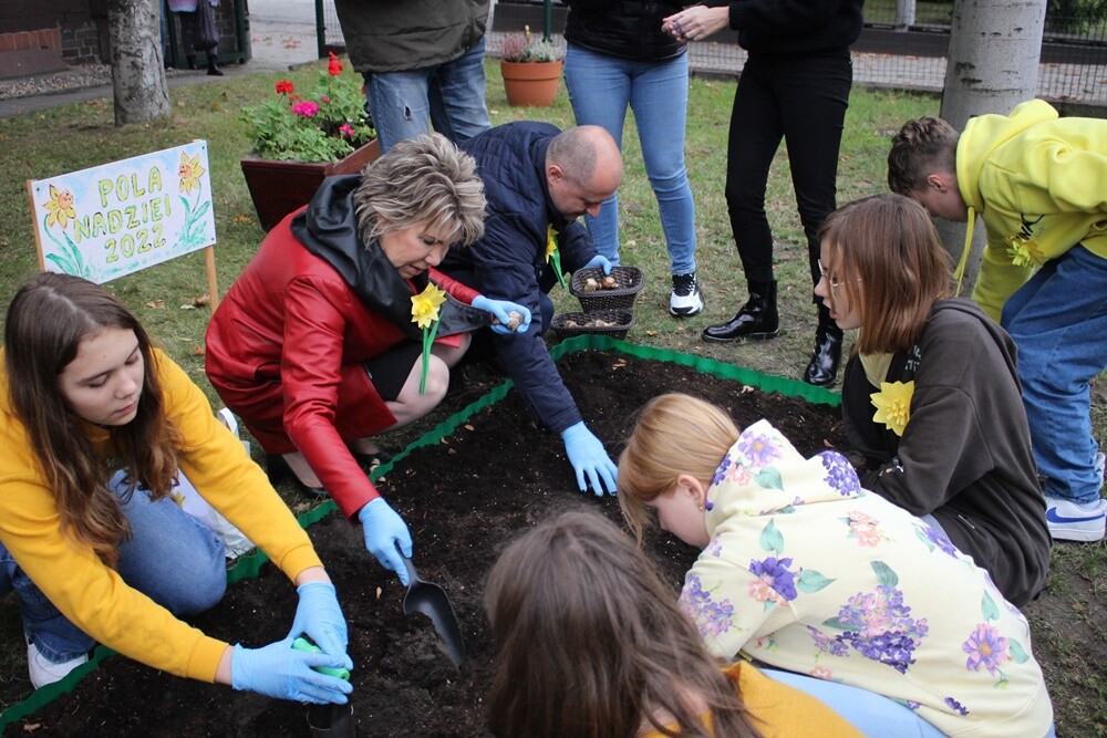 27 rudzkich placówek oświatowych wraz z Hospicjum Domowym im. św. Jana Pawła II w Rudzie Śląskiej włączyło się w ogólnoświatową akcję "Pola Nadziei". Uczniowie zasadzili żonkile, które na wiosnę zostaną rozdane mieszkańcom za symboliczny datek, przeznaczony na działalność Hospicjum Domowego im. św. Jana Pawła II w Rudzie Śląskiej. 

fot. UM Ruda Śląska