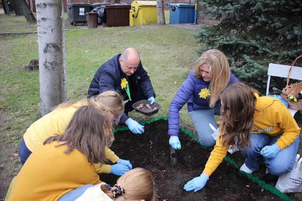 27 rudzkich placówek oświatowych wraz z Hospicjum Domowym im. św. Jana Pawła II w Rudzie Śląskiej włączyło się w ogólnoświatową akcję "Pola Nadziei". Uczniowie zasadzili żonkile, które na wiosnę zostaną rozdane mieszkańcom za symboliczny datek, przeznaczony na działalność Hospicjum Domowego im. św. Jana Pawła II w Rudzie Śląskiej. 

fot. UM Ruda Śląska