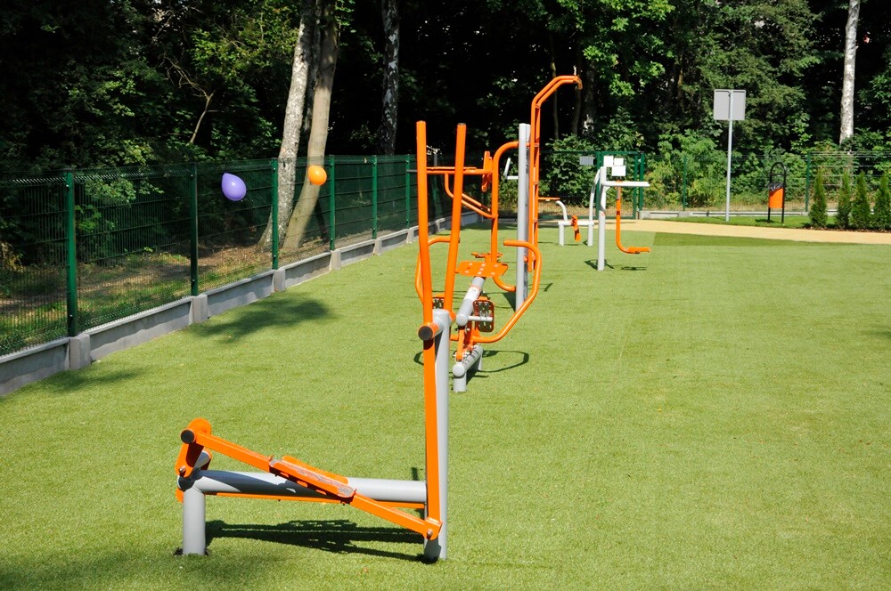 Zakończyła się modernizacja polany w pobliżu ul. Gałczyńskiego. Młodzi i starsi rudzianie od dzisiaj mogą korzystać z wielu atrakcji przygotowanych przez GSM "Nasz Dom" m.in. placu zabaw, boisk i siłowni napowietrznej.