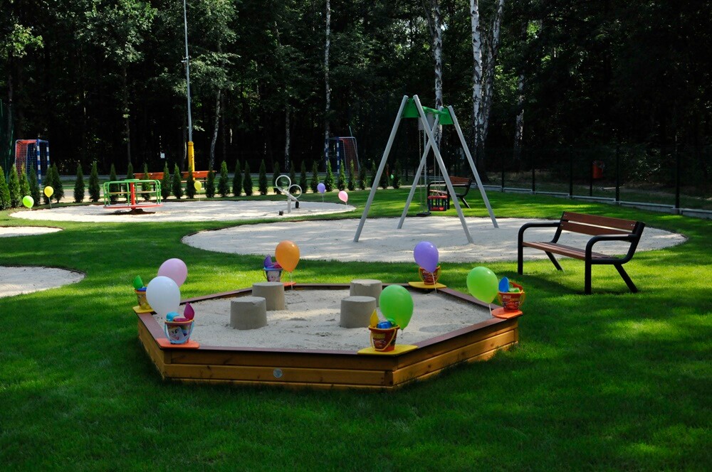 Zakończyła się modernizacja polany w pobliżu ul. Gałczyńskiego. Młodzi i starsi rudzianie od dzisiaj mogą korzystać z wielu atrakcji przygotowanych przez GSM "Nasz Dom" m.in. placu zabaw, boisk i siłowni napowietrznej.