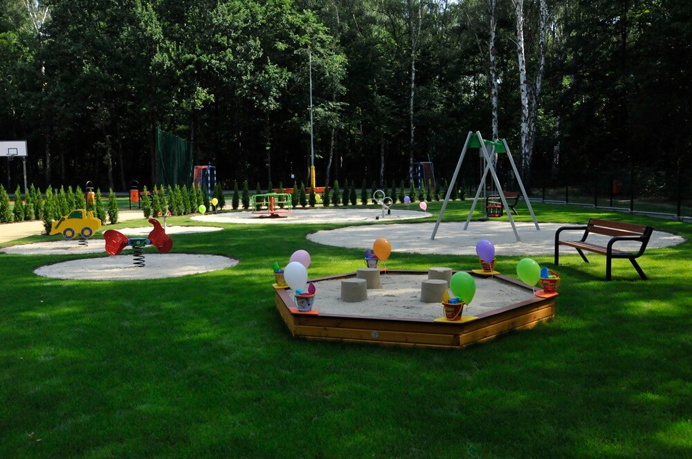 Zakończyła się modernizacja polany w pobliżu ul. Gałczyńskiego. Młodzi i starsi rudzianie od dzisiaj mogą korzystać z wielu atrakcji przygotowanych przez GSM "Nasz Dom" m.in. placu zabaw, boisk i siłowni napowietrznej.