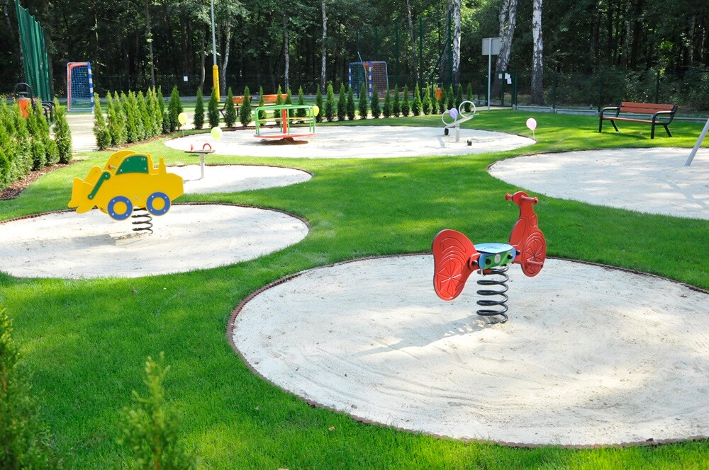 Zakończyła się modernizacja polany w pobliżu ul. Gałczyńskiego. Młodzi i starsi rudzianie od dzisiaj mogą korzystać z wielu atrakcji przygotowanych przez GSM "Nasz Dom" m.in. placu zabaw, boisk i siłowni napowietrznej.