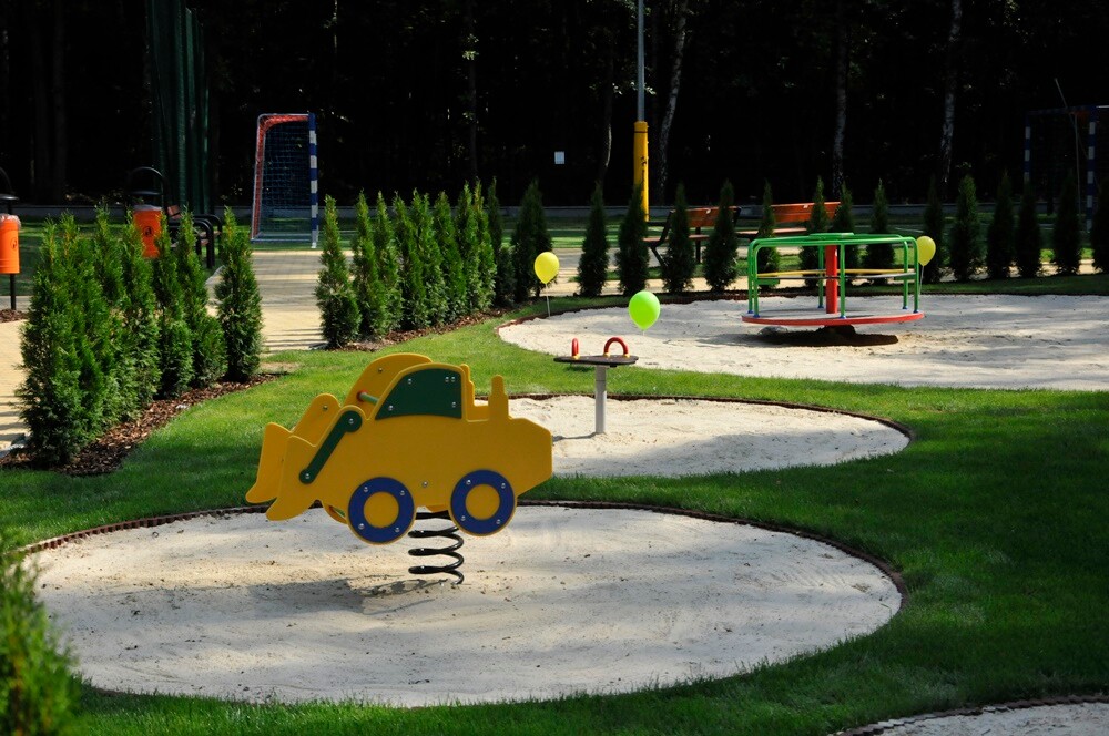 Zakończyła się modernizacja polany w pobliżu ul. Gałczyńskiego. Młodzi i starsi rudzianie od dzisiaj mogą korzystać z wielu atrakcji przygotowanych przez GSM "Nasz Dom" m.in. placu zabaw, boisk i siłowni napowietrznej.