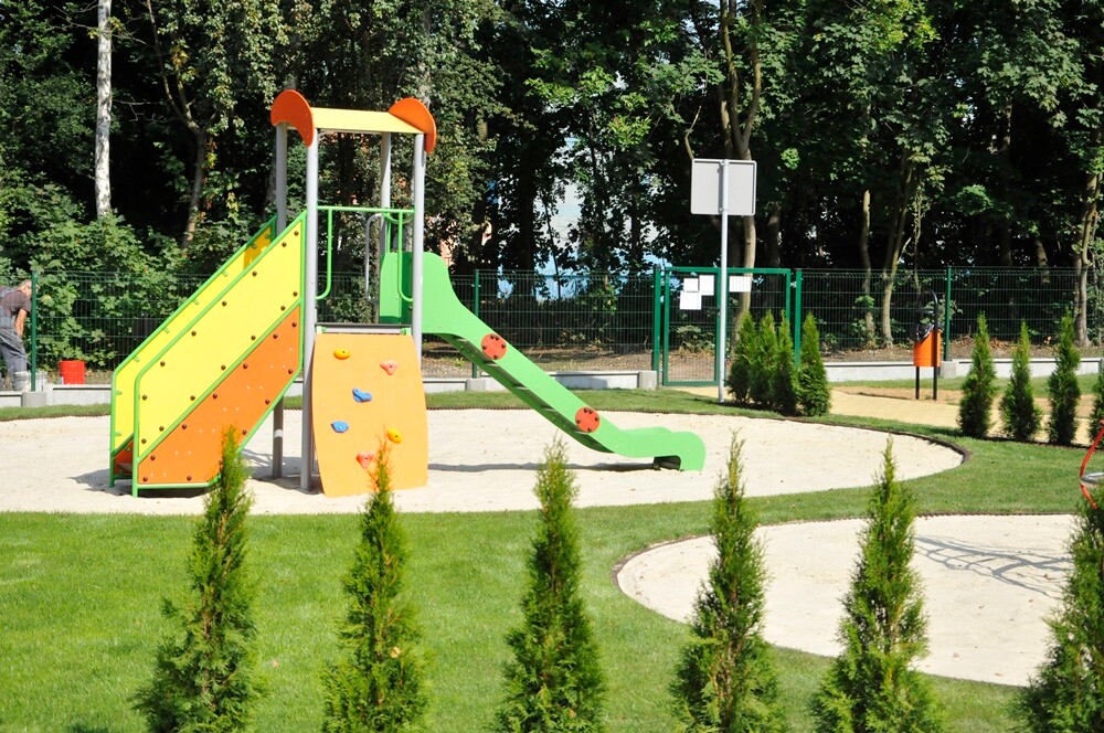 Zakończyła się modernizacja polany w pobliżu ul. Gałczyńskiego. Młodzi i starsi rudzianie od dzisiaj mogą korzystać z wielu atrakcji przygotowanych przez GSM "Nasz Dom" m.in. placu zabaw, boisk i siłowni napowietrznej.