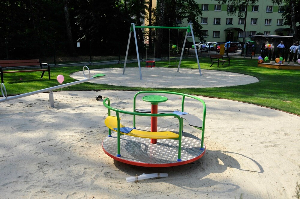 Zakończyła się modernizacja polany w pobliżu ul. Gałczyńskiego. Młodzi i starsi rudzianie od dzisiaj mogą korzystać z wielu atrakcji przygotowanych przez GSM "Nasz Dom" m.in. placu zabaw, boisk i siłowni napowietrznej.