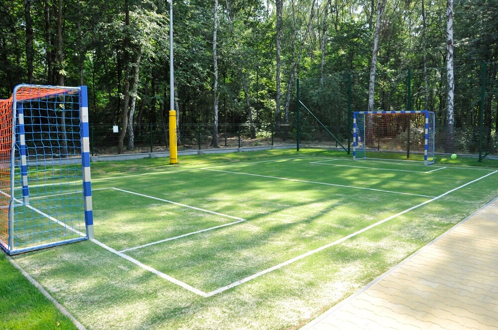 Zakończyła się modernizacja polany w pobliżu ul. Gałczyńskiego. Młodzi i starsi rudzianie od dzisiaj mogą korzystać z wielu atrakcji przygotowanych przez GSM "Nasz Dom" m.in. placu zabaw, boisk i siłowni napowietrznej.