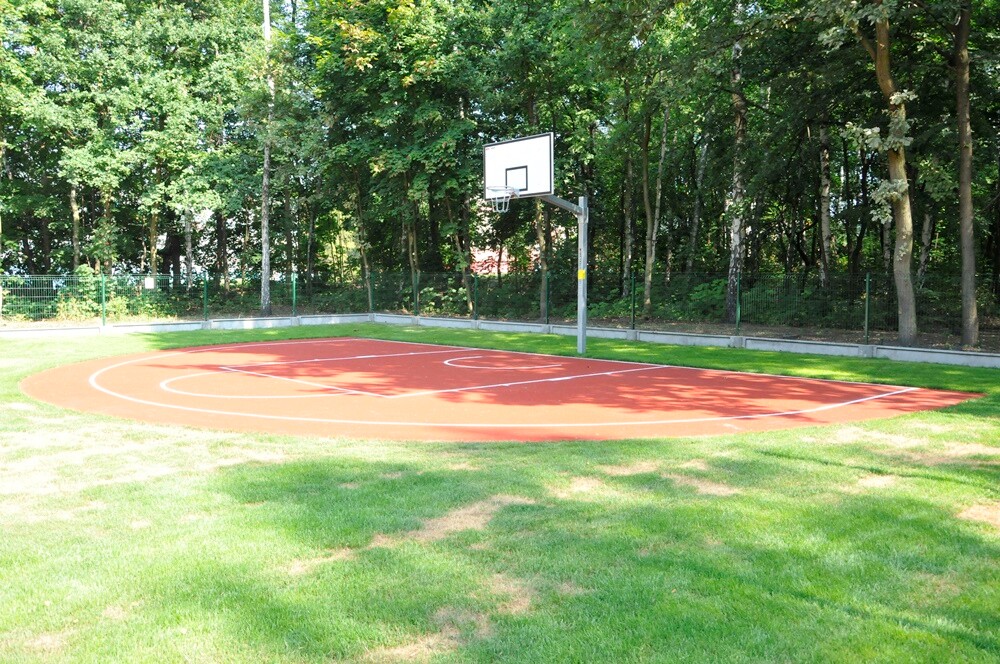 Zakończyła się modernizacja polany w pobliżu ul. Gałczyńskiego. Młodzi i starsi rudzianie od dzisiaj mogą korzystać z wielu atrakcji przygotowanych przez GSM "Nasz Dom" m.in. placu zabaw, boisk i siłowni napowietrznej.