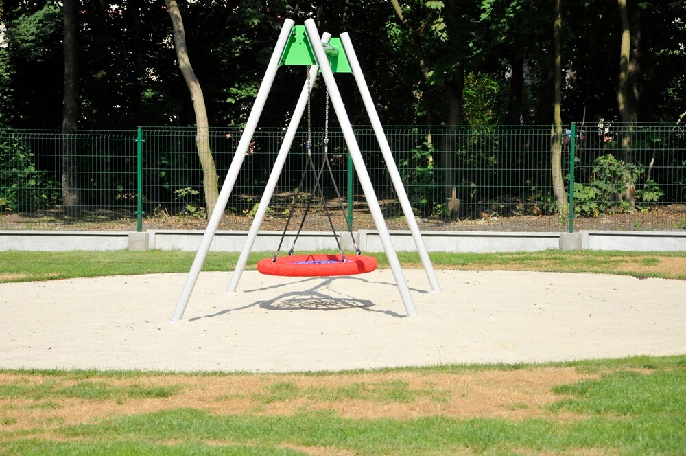 Zakończyła się modernizacja polany w pobliżu ul. Gałczyńskiego. Młodzi i starsi rudzianie od dzisiaj mogą korzystać z wielu atrakcji przygotowanych przez GSM "Nasz Dom" m.in. placu zabaw, boisk i siłowni napowietrznej.