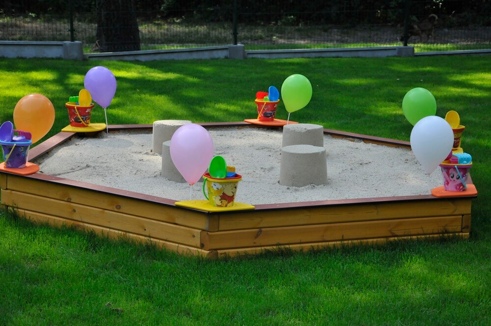 Zakończyła się modernizacja polany w pobliżu ul. Gałczyńskiego. Młodzi i starsi rudzianie od dzisiaj mogą korzystać z wielu atrakcji przygotowanych przez GSM "Nasz Dom" m.in. placu zabaw, boisk i siłowni napowietrznej.