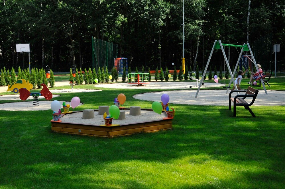 Zakończyła się modernizacja polany w pobliżu ul. Gałczyńskiego. Młodzi i starsi rudzianie od dzisiaj mogą korzystać z wielu atrakcji przygotowanych przez GSM "Nasz Dom" m.in. placu zabaw, boisk i siłowni napowietrznej.