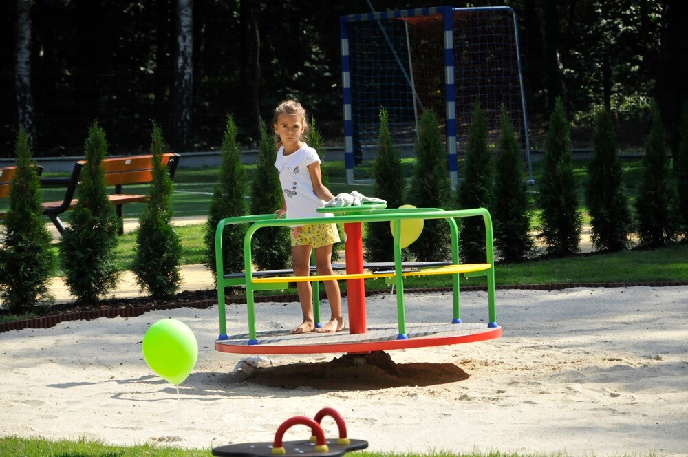 Zakończyła się modernizacja polany w pobliżu ul. Gałczyńskiego. Młodzi i starsi rudzianie od dzisiaj mogą korzystać z wielu atrakcji przygotowanych przez GSM "Nasz Dom" m.in. placu zabaw, boisk i siłowni napowietrznej.