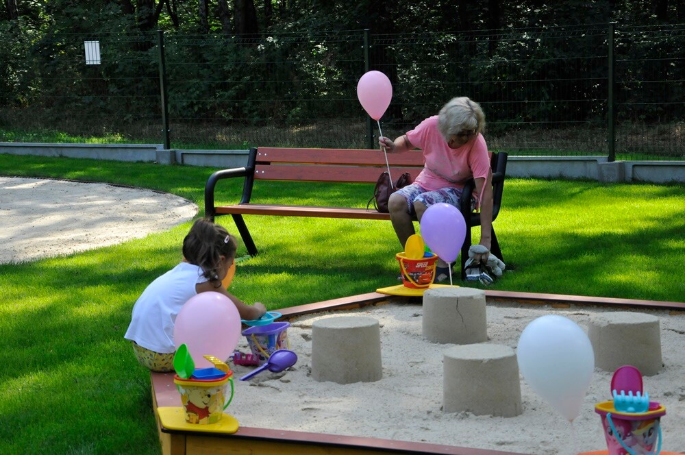 Zakończyła się modernizacja polany w pobliżu ul. Gałczyńskiego. Młodzi i starsi rudzianie od dzisiaj mogą korzystać z wielu atrakcji przygotowanych przez GSM "Nasz Dom" m.in. placu zabaw, boisk i siłowni napowietrznej.