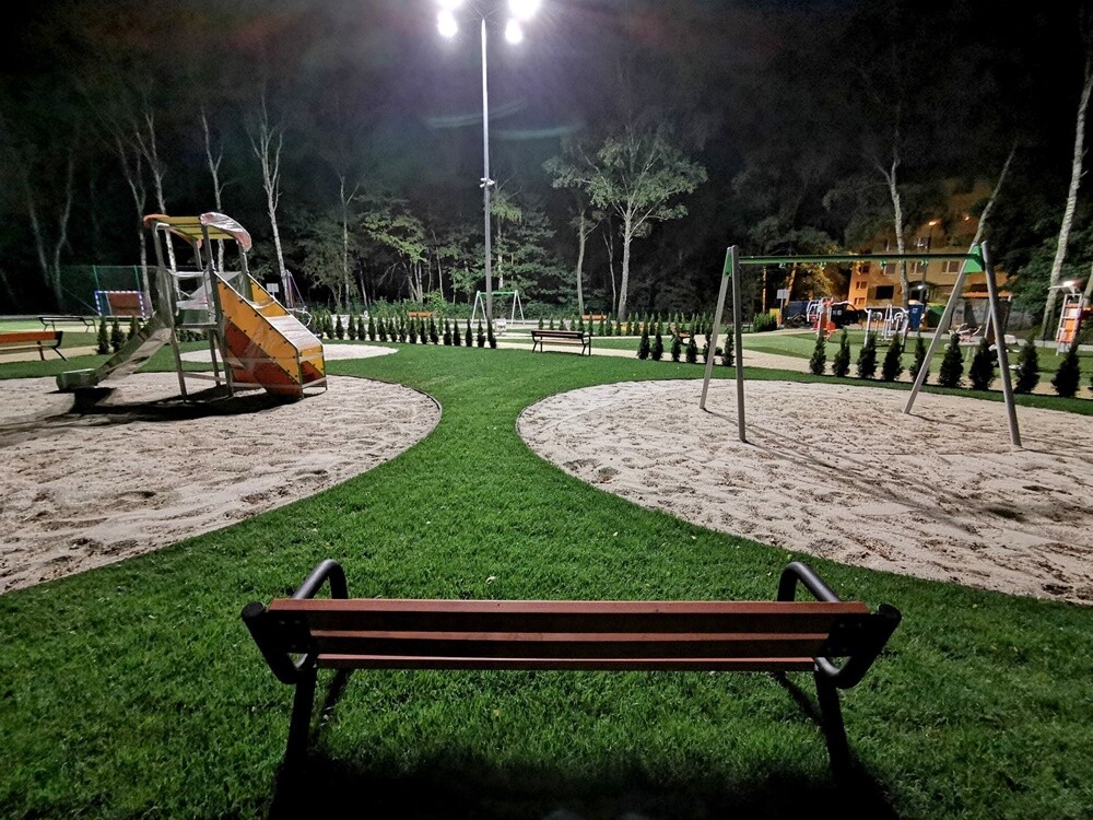 Zakończyła się modernizacja polany w pobliżu ul. Gałczyńskiego. Młodzi i starsi rudzianie od dzisiaj mogą korzystać z wielu atrakcji przygotowanych przez GSM "Nasz Dom" m.in. placu zabaw, boisk i siłowni napowietrznej.

fot. Paweł Józef Szleger