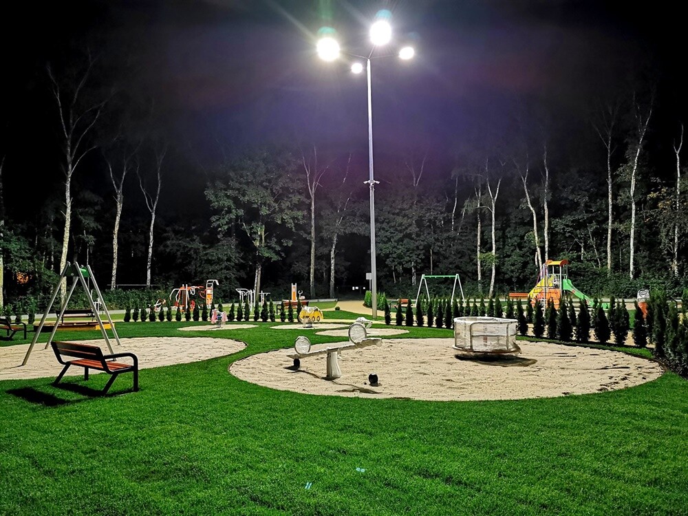 Zakończyła się modernizacja polany w pobliżu ul. Gałczyńskiego. Młodzi i starsi rudzianie od dzisiaj mogą korzystać z wielu atrakcji przygotowanych przez GSM "Nasz Dom" m.in. placu zabaw, boisk i siłowni napowietrznej.

fot. Paweł Józef Szleger