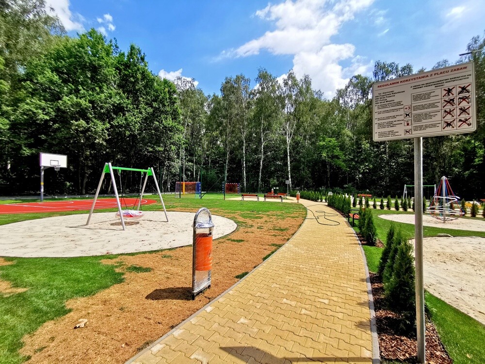 Zakończyła się modernizacja polany w pobliżu ul. Gałczyńskiego. Młodzi i starsi rudzianie od dzisiaj mogą korzystać z wielu atrakcji przygotowanych przez GSM "Nasz Dom" m.in. placu zabaw, boisk i siłowni napowietrznej.

fot. Paweł Józef Szleger