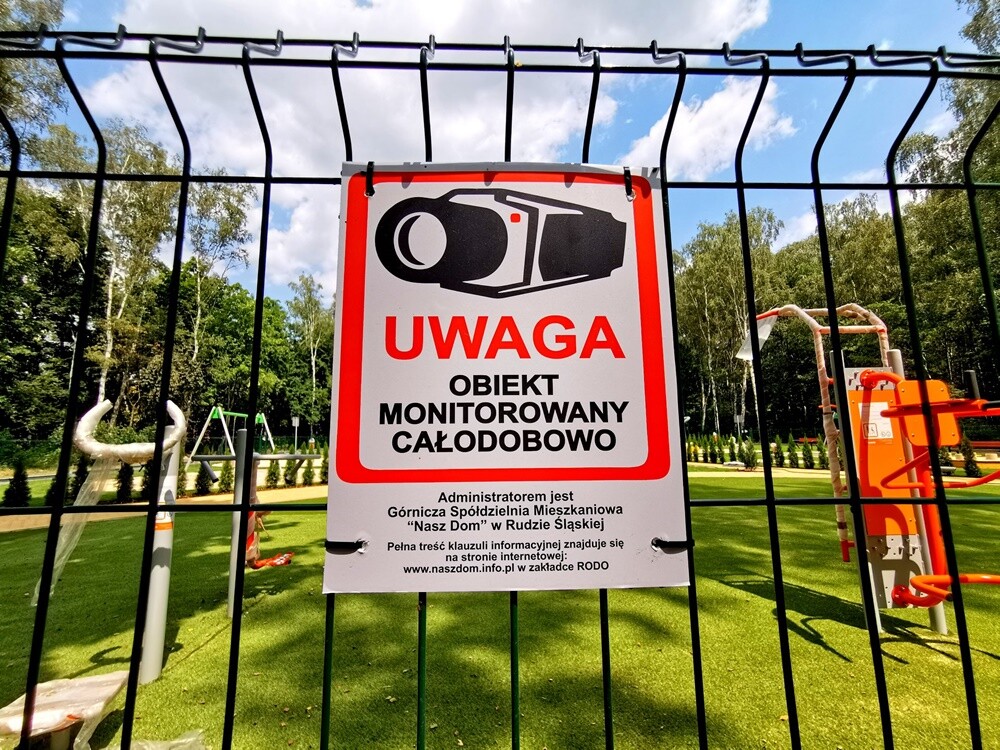 Zakończyła się modernizacja polany w pobliżu ul. Gałczyńskiego. Młodzi i starsi rudzianie od dzisiaj mogą korzystać z wielu atrakcji przygotowanych przez GSM "Nasz Dom" m.in. placu zabaw, boisk i siłowni napowietrznej.

fot. Paweł Józef Szleger