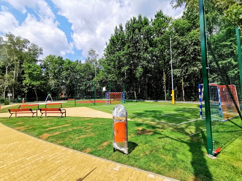 Zakończyła się modernizacja polany w pobliżu ul. Gałczyńskiego. Młodzi i starsi rudzianie od dzisiaj mogą korzystać z wielu atrakcji przygotowanych przez GSM "Nasz Dom" m.in. placu zabaw, boisk i siłowni napowietrznej.

fot. Paweł Józef Szleger