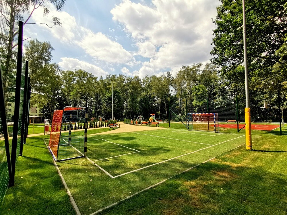 Zakończyła się modernizacja polany w pobliżu ul. Gałczyńskiego. Młodzi i starsi rudzianie od dzisiaj mogą korzystać z wielu atrakcji przygotowanych przez GSM "Nasz Dom" m.in. placu zabaw, boisk i siłowni napowietrznej.

fot. Paweł Józef Szleger