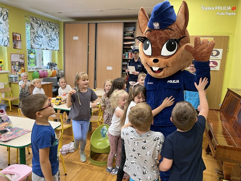 Policjant z drogówki i sierżant Ruda z wizytą w przedszkolu
