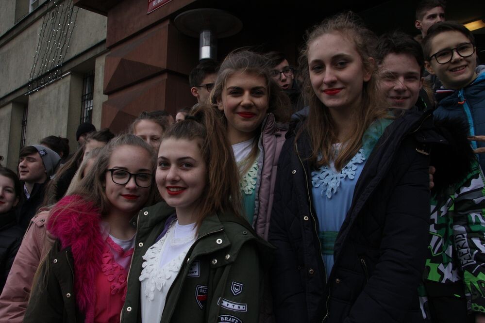 24 stycznia w południe ponad 400 maturzystów z całego miasta zatańczyło poloneza na placu Jana Pawła II. Teraz już tylko nauka! - mówią młodzi rudzianie.