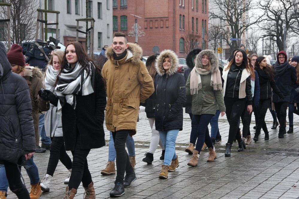 24 stycznia w południe ponad 400 maturzystów z całego miasta zatańczyło poloneza na placu Jana Pawła II. Teraz już tylko nauka! - mówią młodzi rudzianie.