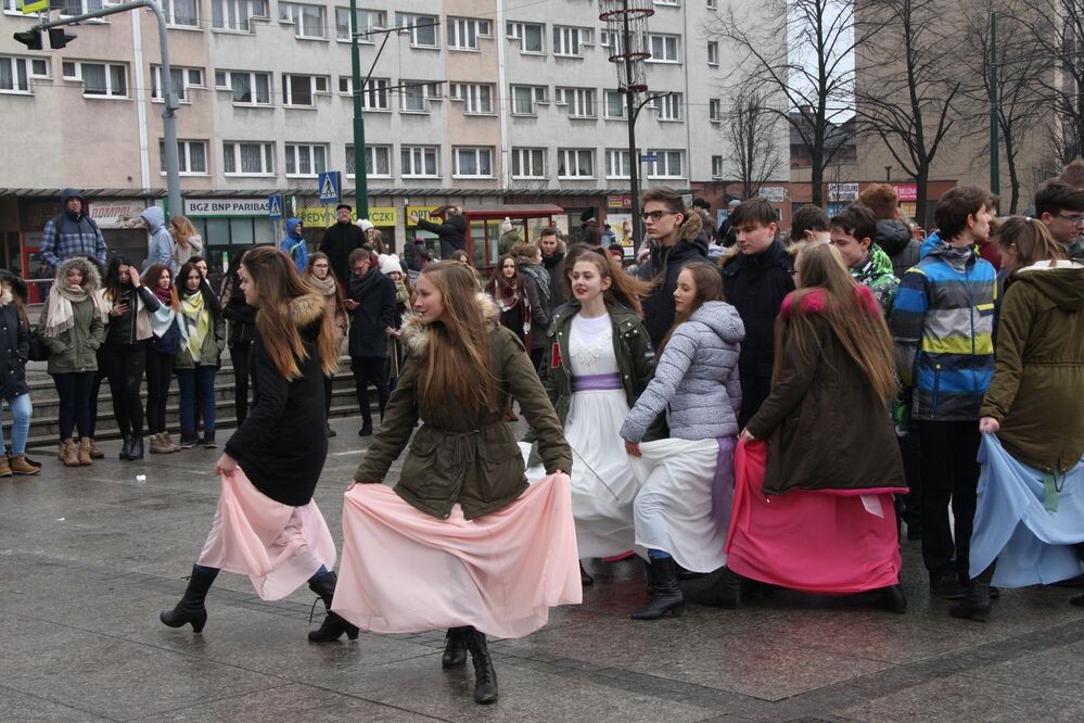 24 stycznia w południe ponad 400 maturzystów z całego miasta zatańczyło poloneza na placu Jana Pawła II. Teraz już tylko nauka! - mówią młodzi rudzianie.