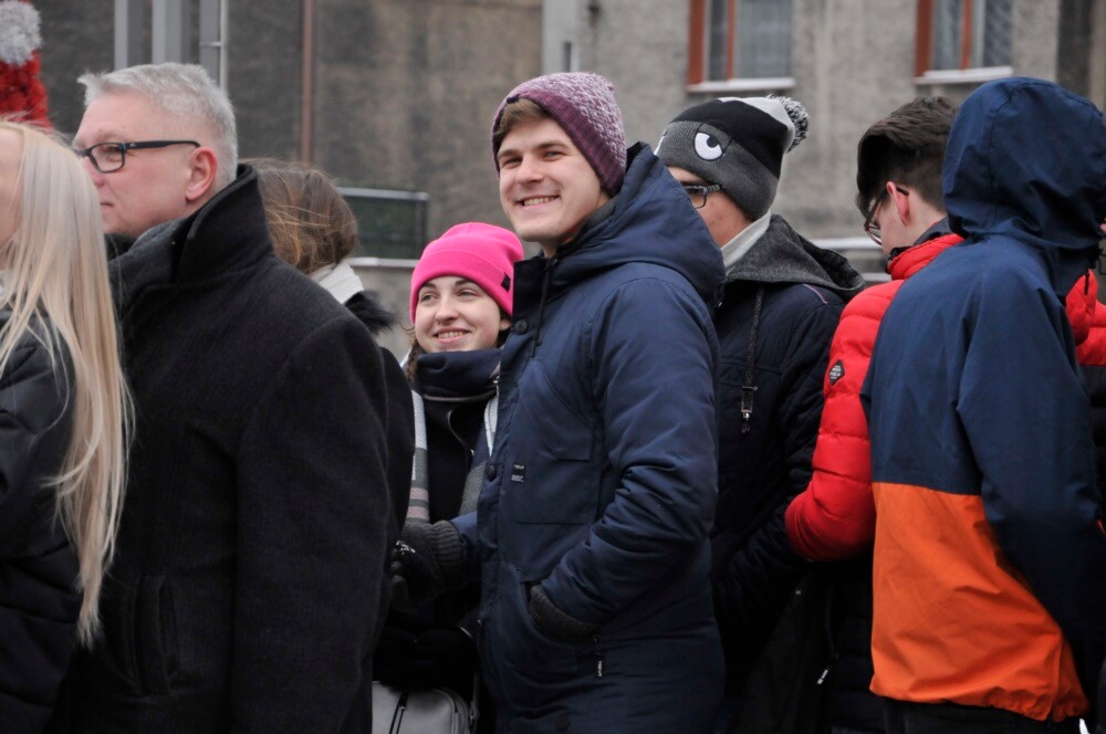 Rudzcy maturzyści już po raz piąty spotkali się na placu Jana Pawła II, żeby wspólnie zatańczyć poloneza.