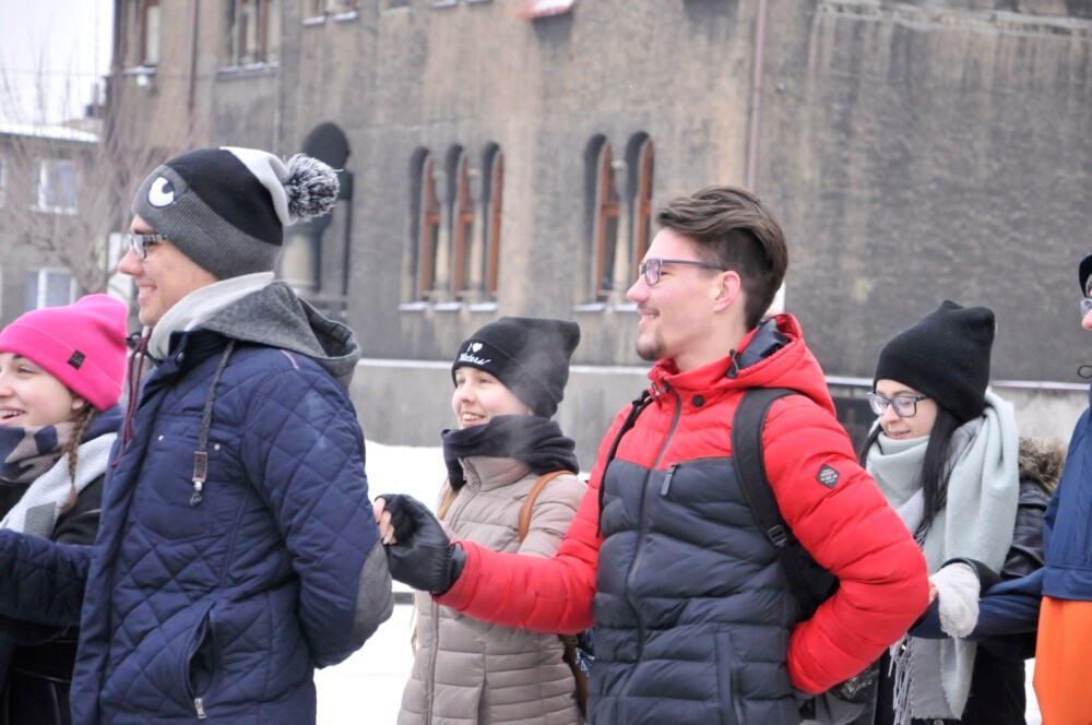 Rudzcy maturzyści już po raz piąty spotkali się na placu Jana Pawła II, żeby wspólnie zatańczyć poloneza.