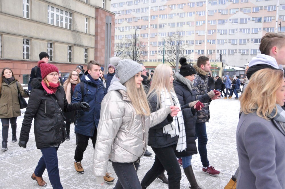 Rudzcy maturzyści już po raz piąty spotkali się na placu Jana Pawła II, żeby wspólnie zatańczyć poloneza.