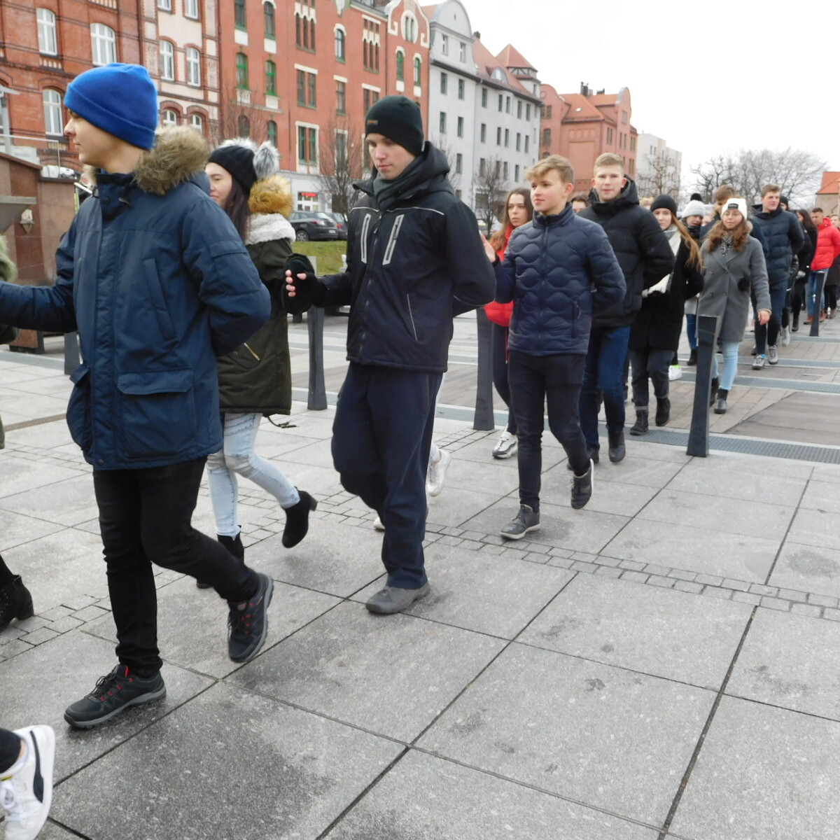 Maturzyści z rudzkich szkół średnich po raz szósty na placu Jana Pawła II odtańczyli wspólnie poloneza.