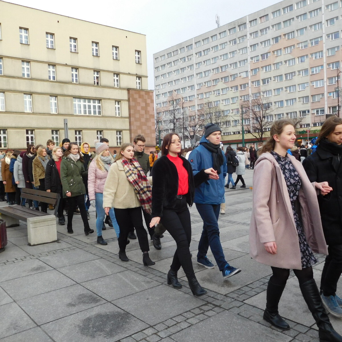 Maturzyści z rudzkich szkół średnich po raz szósty na placu Jana Pawła II odtańczyli wspólnie poloneza.