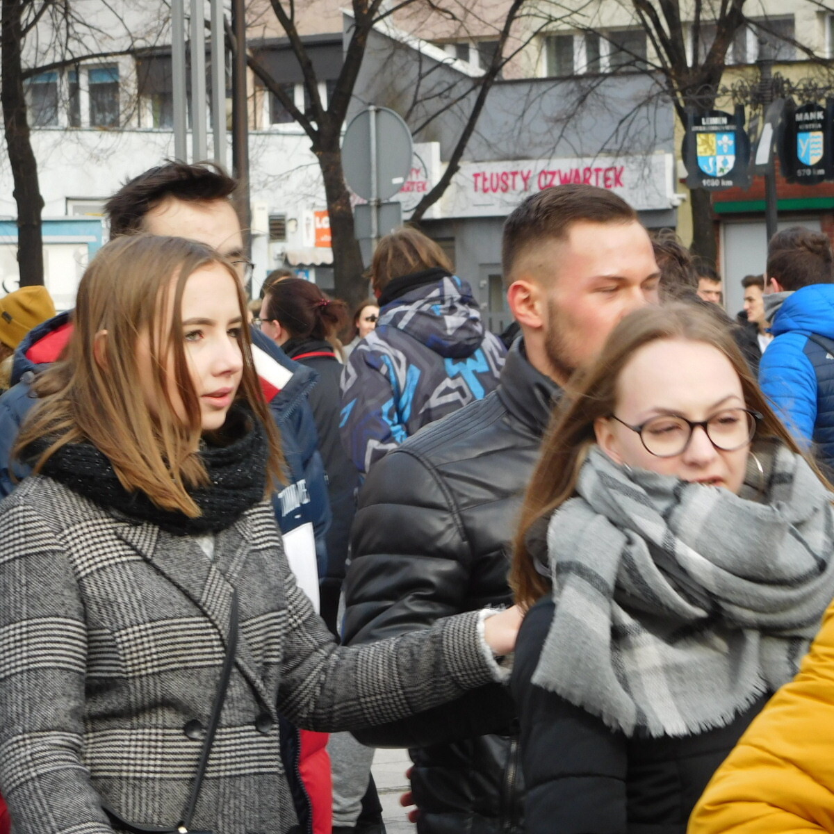 Maturzyści z rudzkich szkół średnich po raz szósty na placu Jana Pawła II odtańczyli wspólnie poloneza.