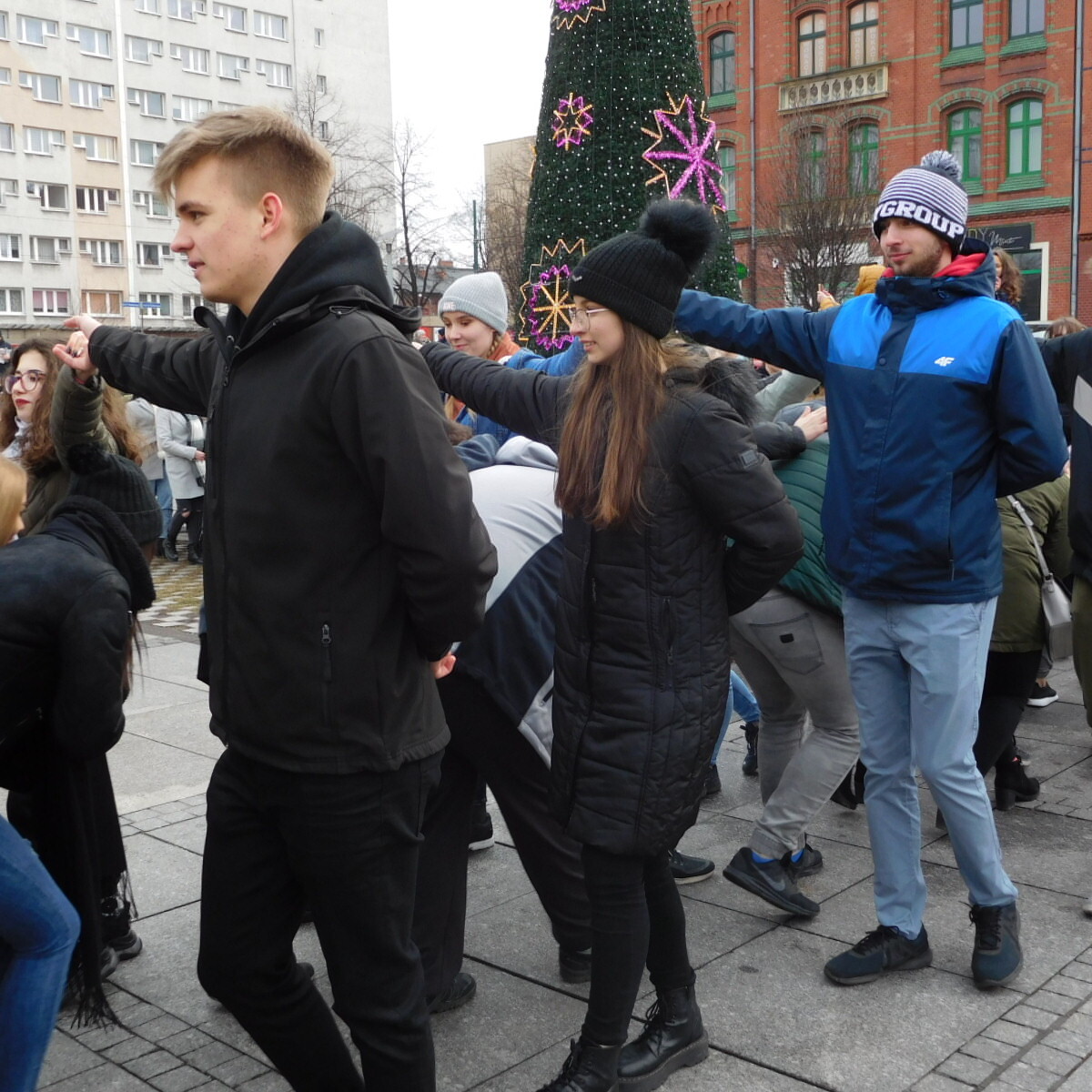 Maturzyści z rudzkich szkół średnich po raz szósty na placu Jana Pawła II odtańczyli wspólnie poloneza.