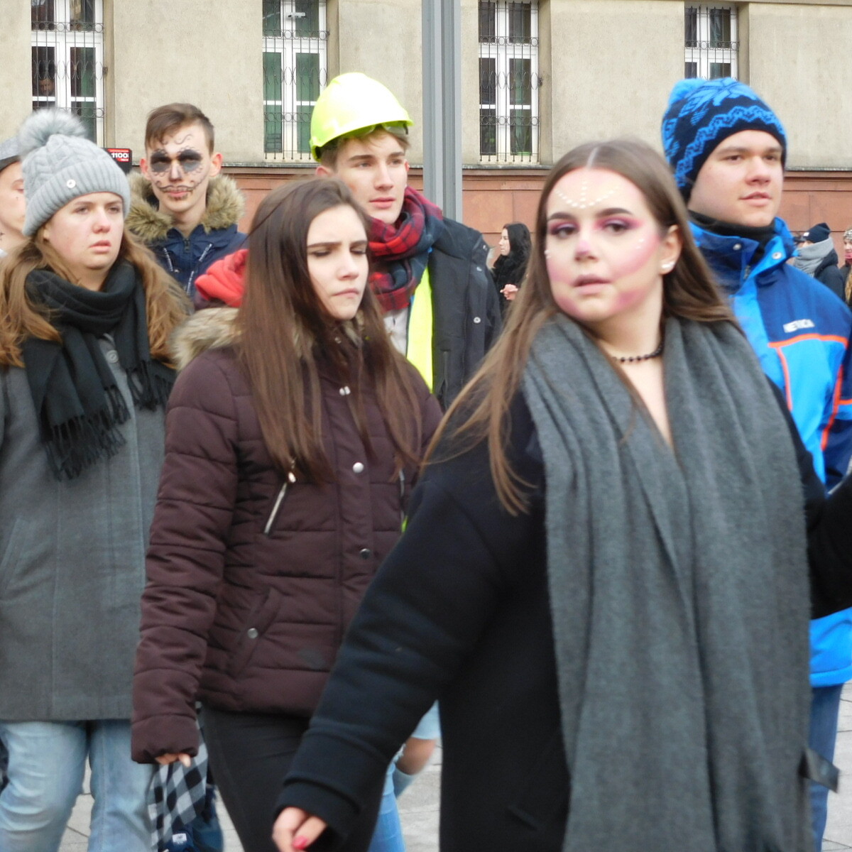 Maturzyści z rudzkich szkół średnich po raz szósty na placu Jana Pawła II odtańczyli wspólnie poloneza.