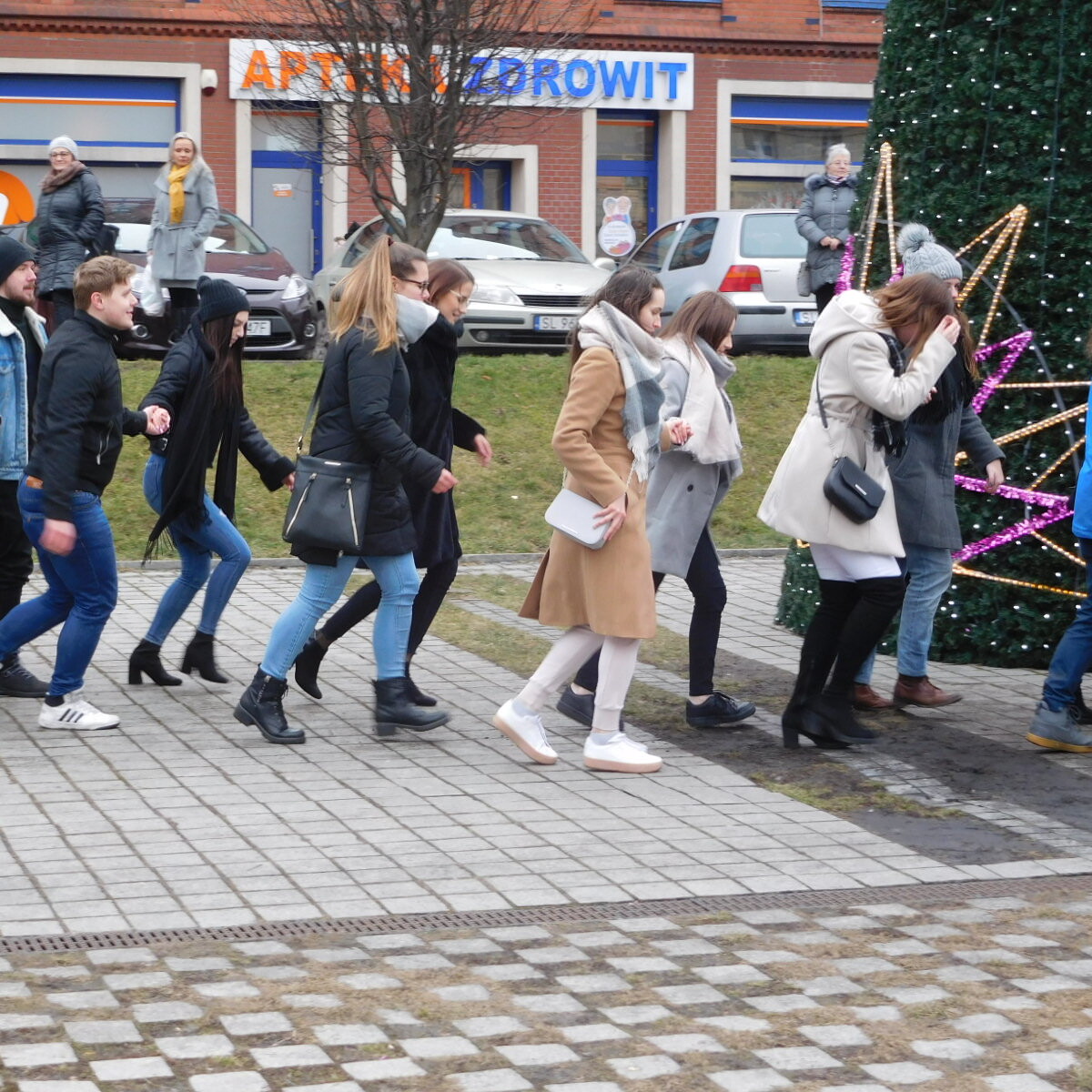 Maturzyści z rudzkich szkół średnich po raz szósty na placu Jana Pawła II odtańczyli wspólnie poloneza.