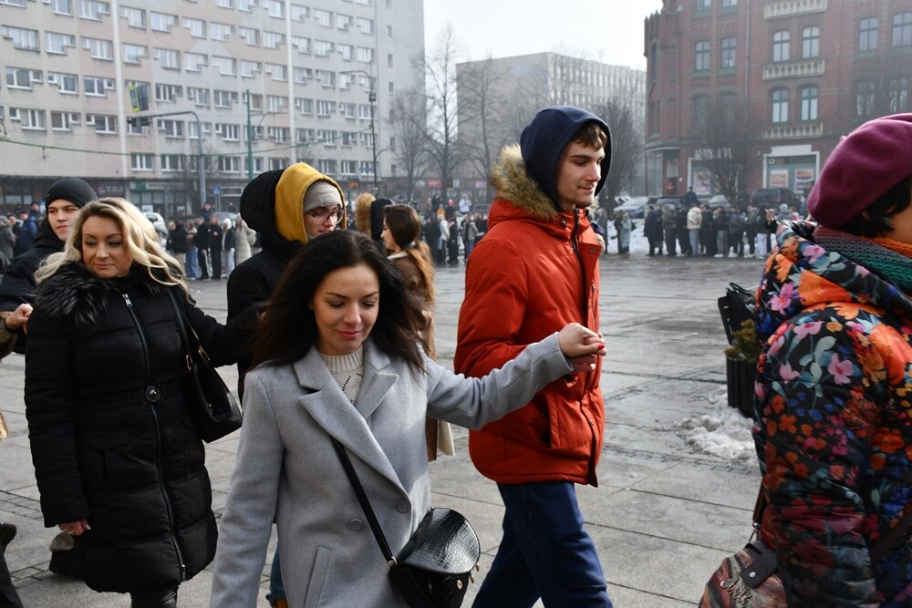 Maturzyści zatańczyli poloneza na rynku w Rudzie Śląskiej.