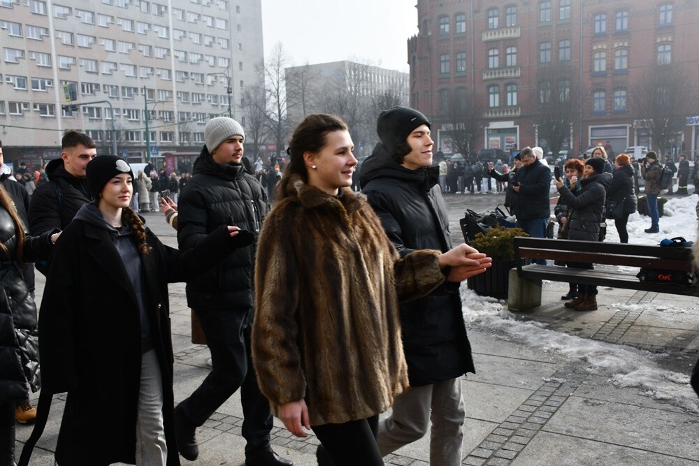 Maturzyści zatańczyli poloneza na rynku w Rudzie Śląskiej.